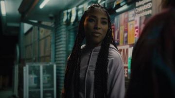 Urban Outfitters Violet recadrée hoodie, portés par la Péri Boudreaux (Adriyan Rae) en Léger comme une Plume, Saison 02, Épisode 14