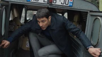 The blue jacket from Jules Dupont (Marc Ruchmann) in Plan Heart S01E03