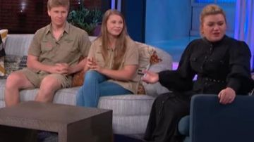 Zimmermann Espionage Silk Utility Dress usado por Kelly Clarkson en The Kelly Clarkson Show 8 de octubre de 2019