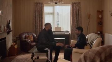 Pantalones Adidas Black Essential de 3 rayas usados por Basheer (Guz Khan) en cuatro bodas y un funeral Temporada 1 Episodio 7