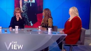 Elie Tahari Madison Velvet Blazer usado por Meghan McCain en The View octubre 8, 2019