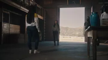 Reebok Freestyle Hi Blanc porté par Péri Boudreaux (Adriyan Rae) en Léger comme une Plume, Saison 02 Episode 16