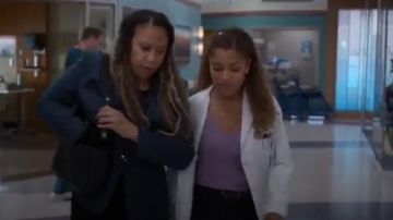 Old Navy Purple Sleeveless V Neck Tank Top usado por la Dra. Claire Browne (Antonia Thomas) en The Good Doctor Temporada 3 Episodio 3
