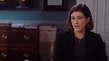 La théorie d'un Crêpe Noir, Blazer porté par Sydney Détroit (Caitlin McGee) à Bluff City de la Loi Saison 1 Épisode 3