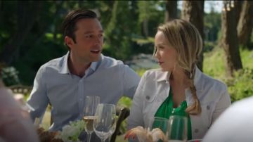 Chaqueta vaquera Gap White Icon usada por Jess O'Brien (Laci J Mailey) en Chesapeake Shores Temporada 4 Episodio 6