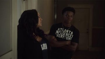 The t-shirt Malik (Kylen Davis) in How to raise a super-hero (S01E02)
