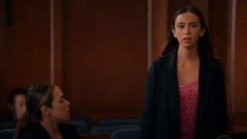 Betsey Johnson UO Rose Exclusif de l'Épuisement Cœur de Filet de Garniture Mini Robe portée par Andrea Monroe (Britt Baron) dans Toute la Remontée de la Saison 1 Épisode 3