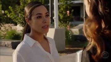 Vince Blanc Slim Équipée Chemisier porté par Emilie Lopez (Jessica Camacho) dans Toute la Remontée de la Saison 1 Épisode 3