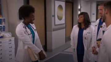 Elie Tahari Blue Louisa Sleeveless Fit-&-Flare Dress usado por la Dra. Maya Jacobs (Ito Aghayere) en Carol's Second Act Temporada 1 Episodio 2