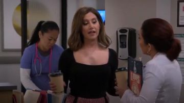 Topshop Noir Col Carré Manches Longues Body porté par Jenny Kenney (Ashley Tisdale) Carole du Deuxième Acte de la Saison 1 Épisode 2