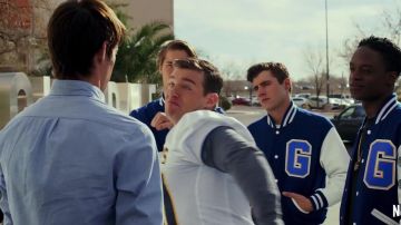 Camisa azul claro de manga larga usada por Josh Wheeler (Colin Ford) en Daybreak (S01)