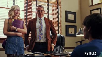 Vestido general de mezclilla con bolsillos usado por Samaira Dean (Sophie Simnett) en Daybreak (S01)