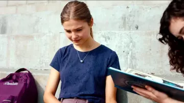 The t-shirt blue print of Danielle Compton (Stefanie Scott) in Good Girls Get High