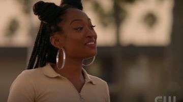 Topshop Short Sleeve Zip Polo porté par Rochelle Mosley (Kayla Smith) dans Tous les Américains Saison 2 Épisode 1