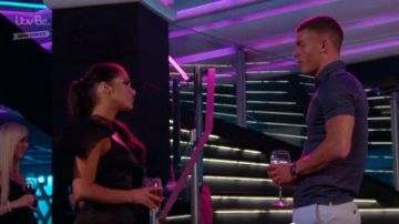 Renard blanc Noir Couches de la Frange de la Robe portée par Ambre Turner dans Le Seul Moyen Est d'Essex Saison 25 Episode 06