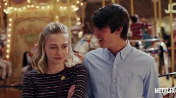 Casual striped ribbed tee knit crop top worn by Samaira Dean (Sophie Simnett) in Daybreak (S01E01)