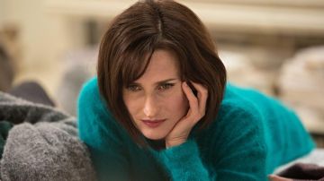 Le pull en laine bleu vert émeraude porté par Irène Haffner 40 ans (Camille Cottin) dans Chambre 212