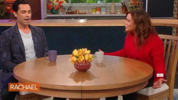 La théorie de karenia cachemire haut en tricot porté par Rachael Ray sur Rachael Ray le 8 octobre 2019