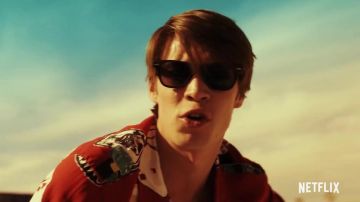 Rouge hawaiian shirt porté par Josh Wheeler (Colin Ford) dans l'Aube (S01E01)