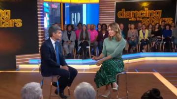 Sandro Metallic Turtleneck Top usado por Ginger Zee en Good Morning America Weekend 9 de octubre de 2019