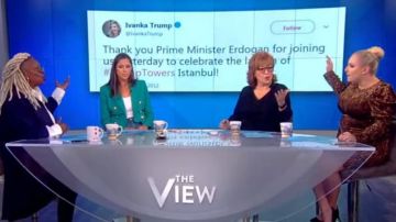 Elie Tahari alex bateau-cuello ruched vestido usado por Meghan McCain en The View octubre 9, 2019