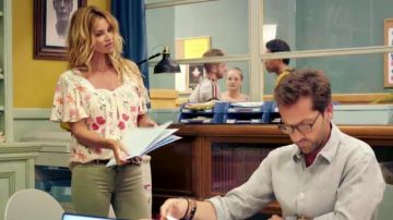 The blouse fleurie Chloe (Ingrid Chauvin) in Tomorrow belongs to us