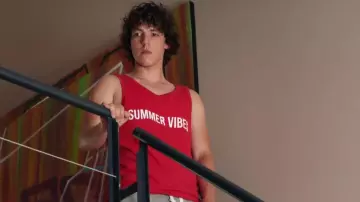 The tank top of Gabriel (Arthur Legrand) in Tomorrow belongs to us