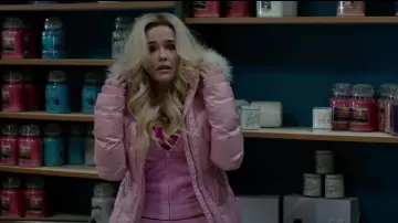 Doudoune rose à capuche en fourrure portée par Madison (Zoey Deutch) dans Retour à Zombieland