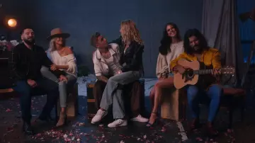 Le jean large clair porté par Hailey Baldwin dans le clip Dan + Shay, Justin Bieber - 10,000 Hours (Official Music Video)