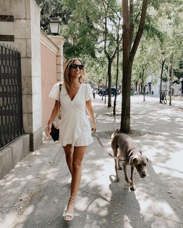 White sandals of Maria Pombo on the Instagram account @mariapombo