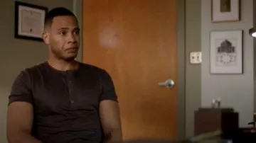 John Varvatos Violet Henley Tee porté par André Lyon (Trai Byers) dans l'Empire Saison 06 Episode 03
