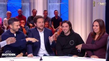 Sweatshirt hoody black with 12 stars are white, placed in a circle worn by Stephen Carbonnier in the show Daily of October 8, 2019