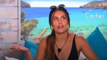Quay australia presagia gafas de sol redondas en negro usadas por Cartier Surjan en Love Island Australia Temporada 2 Episodio 1