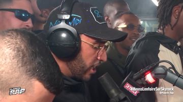 The eye glasses worn by Heuss Bastard in his video [Excluded] Heuss bastard "In Spirit" for #PlanèteRap