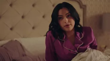Pourpre satin pyjama porté par Veronica Lodge (Camila Mendes) à Riverdale Saison 4