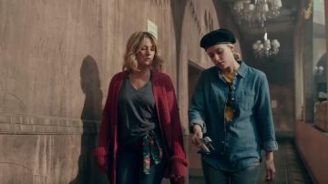 Denim manches longues t-shirt porté par Betty Cooper (Lili Reinhart) à Riverdale Saison 4