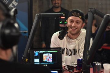 Le Sweat à capuche blanc à logo imprimé Moschino porté par VALD sur le compte Instagram de @planete_rap