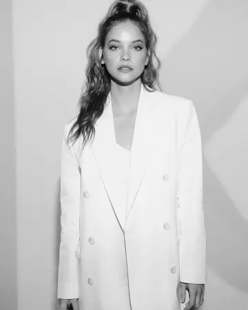 La Veste de tailleur blanche Hugo Boss de Barbara Palvin sur le compte Instagram de @realbarbarapalvin