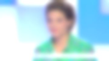 The shirt is green and colourful flowers of Melanie Taravant in C to tell the 09.10.2019