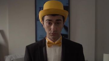 Le nœud papillon de Nick (Alex Wolff) dans The Cat and the Moon