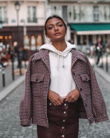 La Mini Jupe Suncoo Viol­et portée par Tatiana  sur le compte Instagram de @tinka