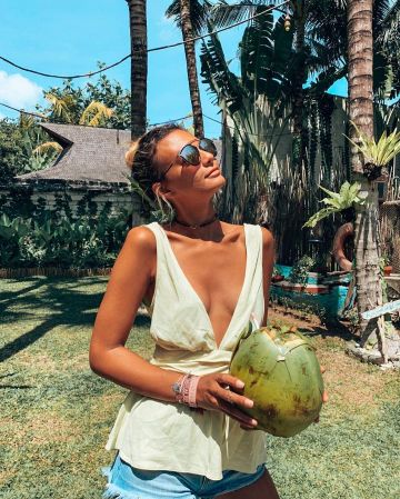 Top camiseta verde claro de verano con escote usada por Tatiana en la cuenta de Instagram de @tinka