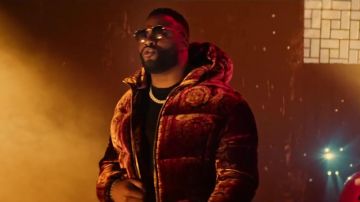 The down jacket red Gradur in her video clip Rari"