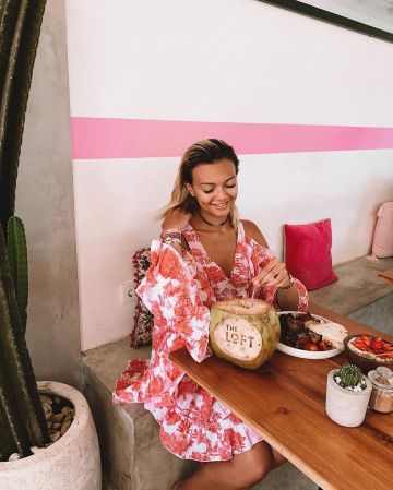 El vestido de playa Naked Shoulder con estampados de Asos usado por Tatiana en la cuenta de Instagram de @tinka