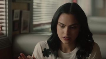 Un t-shirt blanc avec un gros black daisy fleur portés par Veronica Lodge (Camila Mendes) dans Diva Saison 4 Episode 1