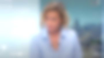 Camisa azul a rayas de Caroline Roux plisada en la espalda en Télématin el 10.10.2019