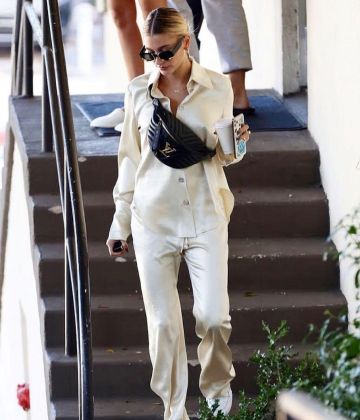 Nanushka Belted Satin Wide Leg Pants usado por Hailey Baldwin en West Hollywood 6 de octubre de 2019