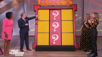 Blusa Saint Laurent Star Print usada por Kelly Clarkson en The Kelly Clarkson Show 10 de octubre de 2019