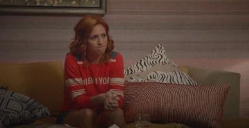 Sudadera Mother Red Nueva York usada por Julia Bechley (Brittany Snow) en Almost Family Temporada 1 Episodio 2