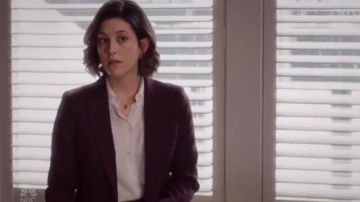 La théorie de la Bonne Laine Etiennette Blazer Mûrier porté par Sydney Détroit (Caitlin McGe) à Bluff City de la Loi Saison 1 Épisode 2